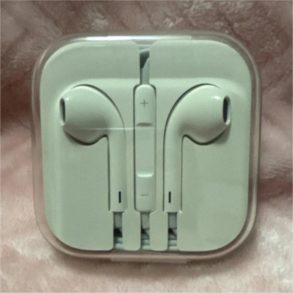 Apple EarPods White Wired Earbuds 3.5mm aux jack